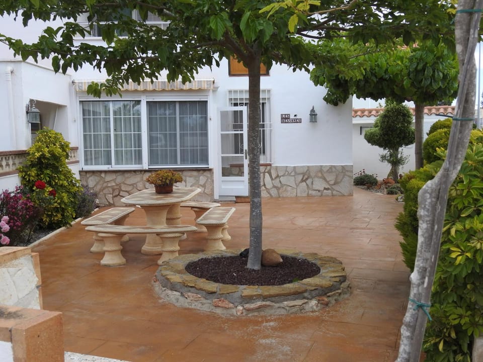 Neighbourhood, Garden