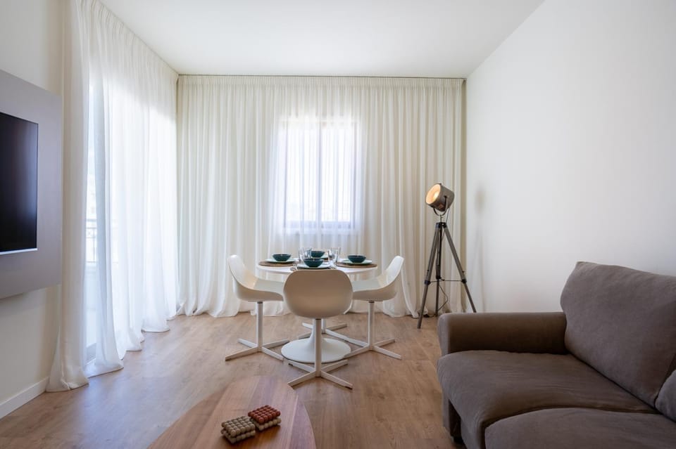 TV and multimedia, Living room, Seating area, Dining area
