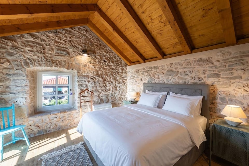 Bed, Photo of the whole room, Decorative detail, Decorative detail, Seating area, Bedroom