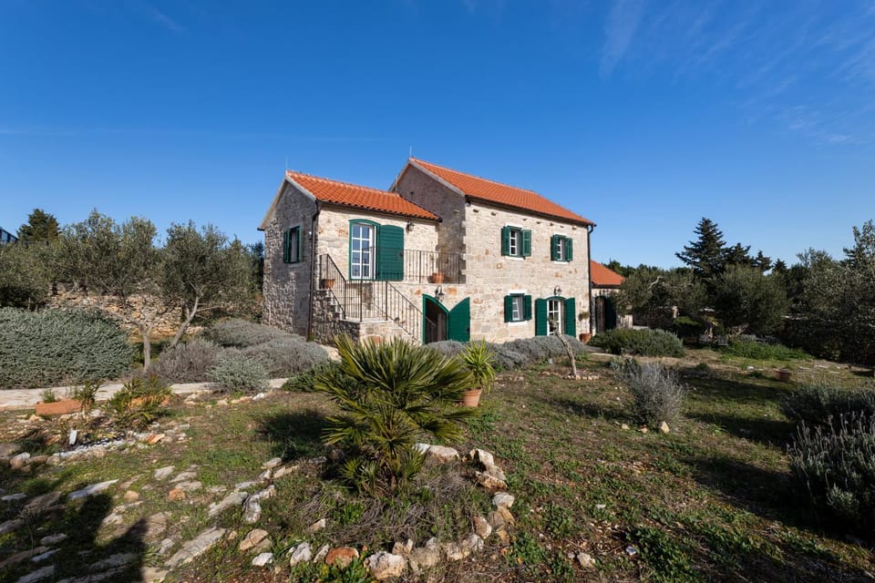 Property building, Day, Garden, Garden, Garden view, Garden view, Time of day