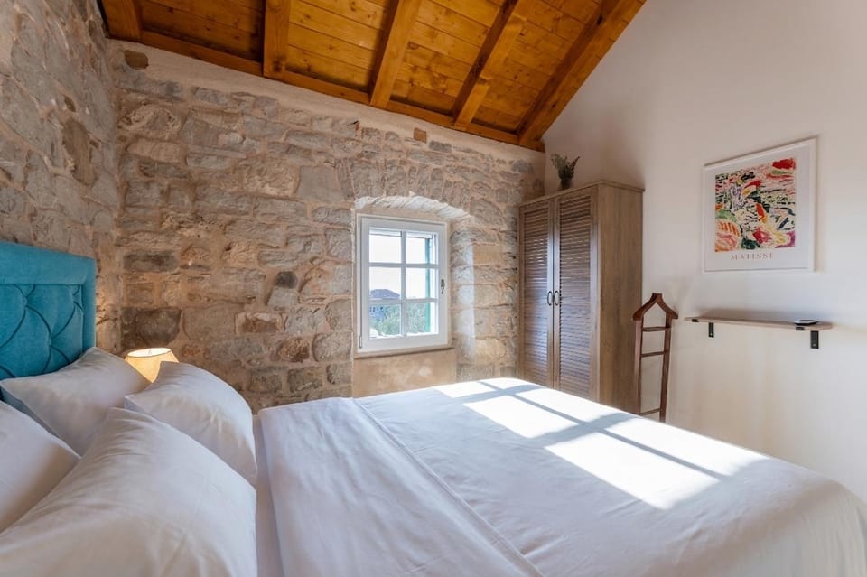 Bed, Photo of the whole room, Decorative detail, Decorative detail, Bedroom