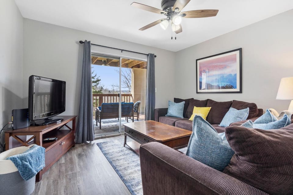 TV and multimedia, Living room, Seating area, Evening entertainment