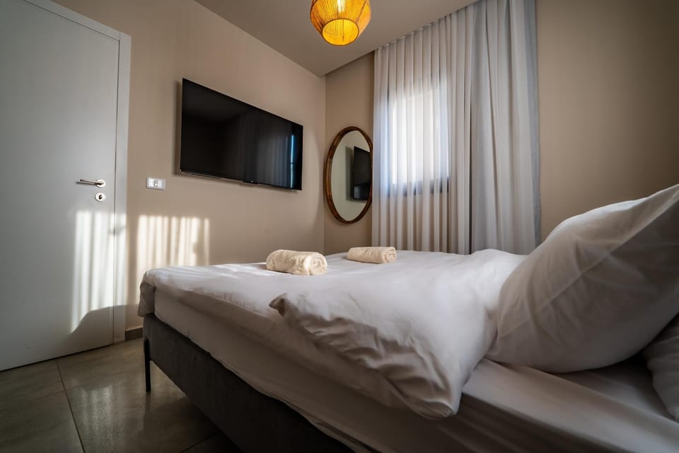 Bed, TV and multimedia, Bedroom