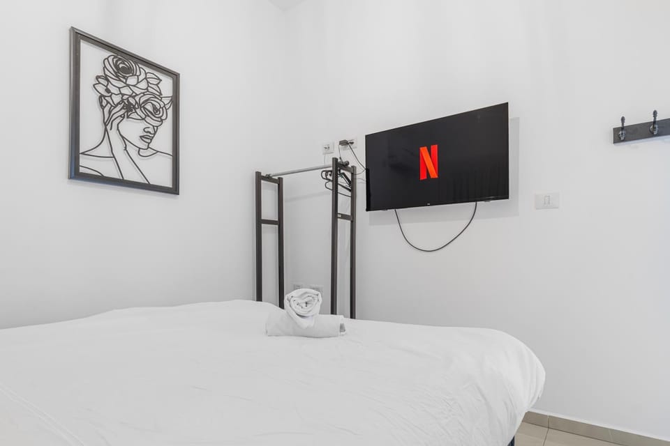 Bed, TV and multimedia, Photo of the whole room, Bedroom