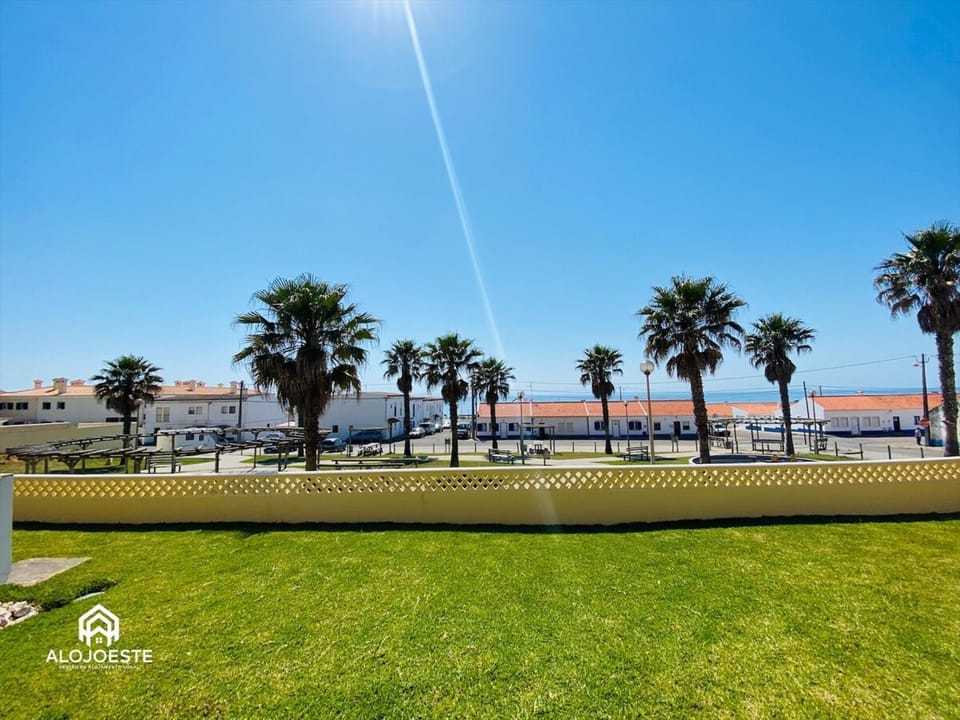 Apt São Sebastião - 1 bedroom oceanfront with pool Apartment in Ericeira