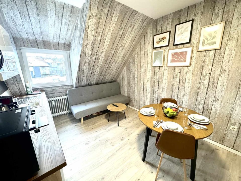 Kitchen or kitchenette, Living room, Seating area, Dining area