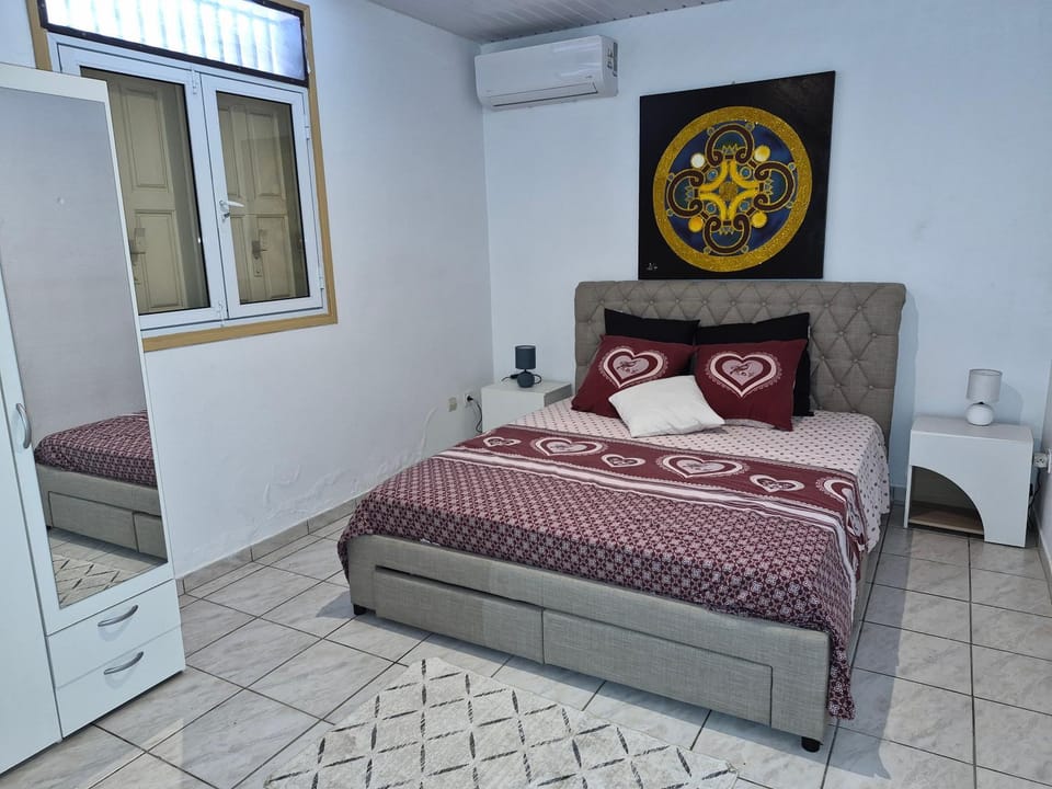 Bed, Photo of the whole room, Bedroom, air conditioner