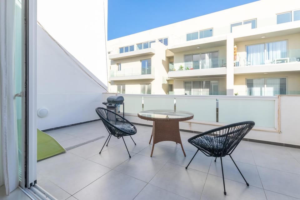 Spacious Penthouse w Side Sea View Apartment in Saint Paul's Bay
