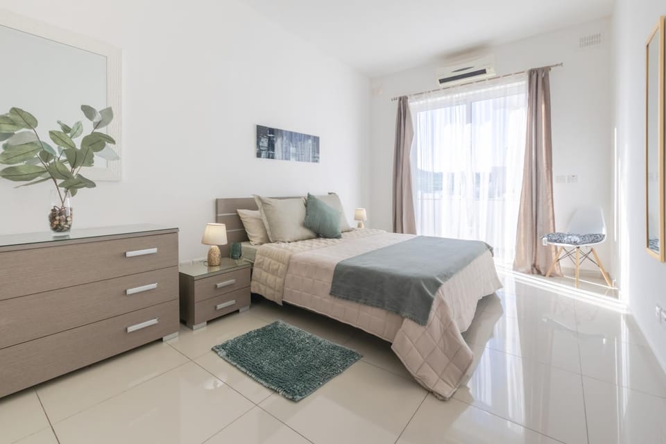 Spacious Penthouse w Side Sea View Apartment in Saint Paul's Bay