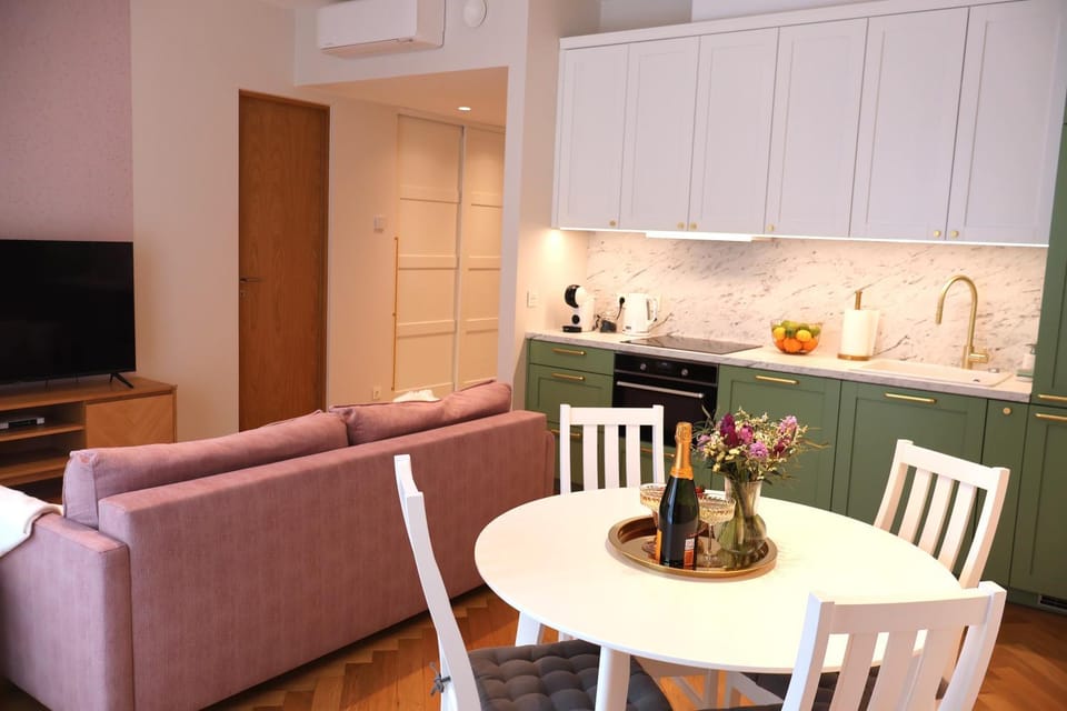 TV and multimedia, Kitchen or kitchenette, Living room, Seating area, Dining area, stove