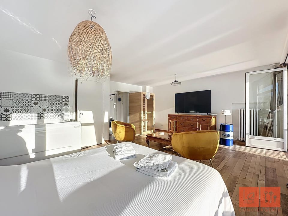 Bedroom, Bath