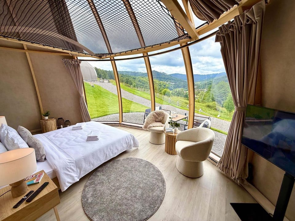 Bed, TV and multimedia, Living room, Photo of the whole room, Seating area, Evening entertainment, Bedroom, Mountain view, towels