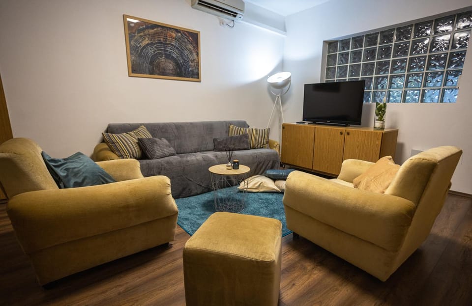 Communal lounge/ TV room, TV and multimedia, Living room, Seating area, Evening entertainment