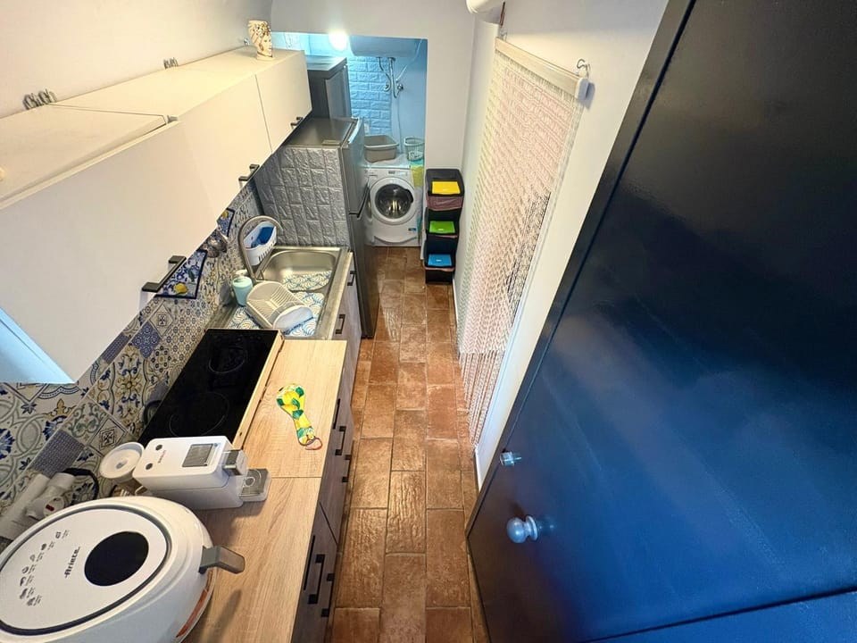 Kitchen or kitchenette, washing machine