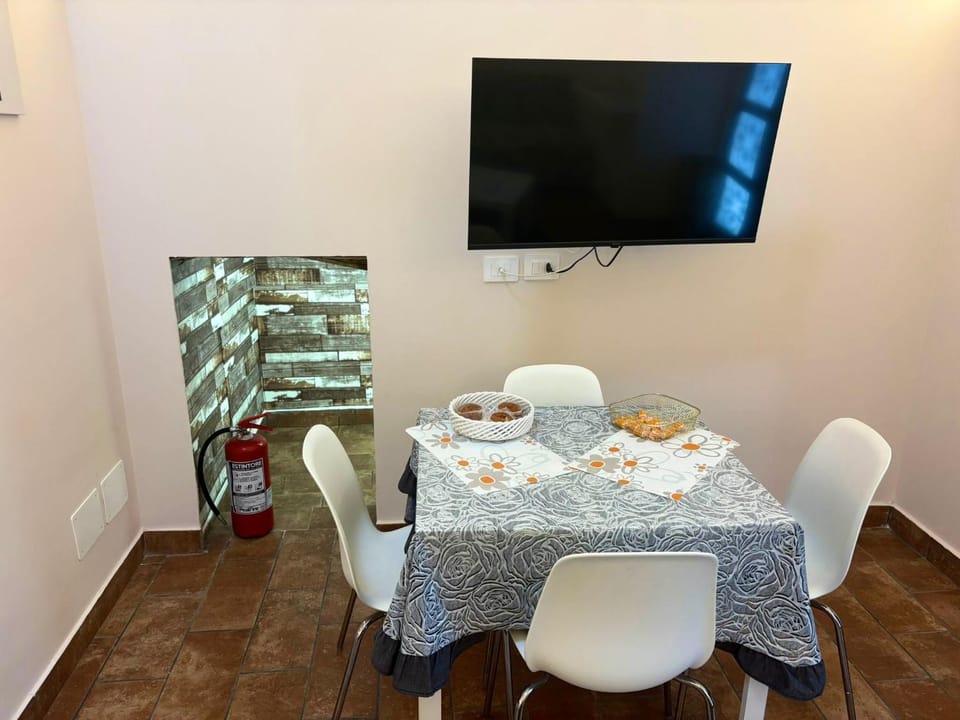 TV and multimedia, Living room, Seating area, Dining area