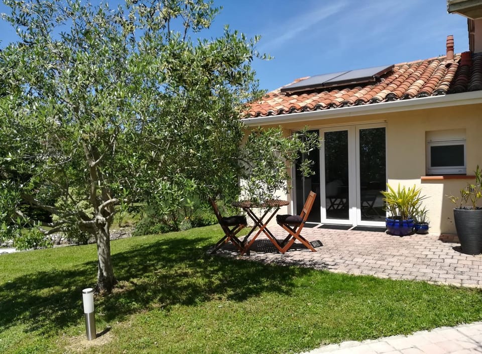 Studio cosy avec terrasse privée - arrivée autonome House in Occitanie