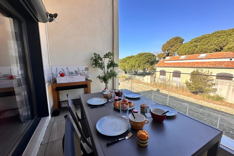 View (from property/room), Balcony/Terrace, Dining area