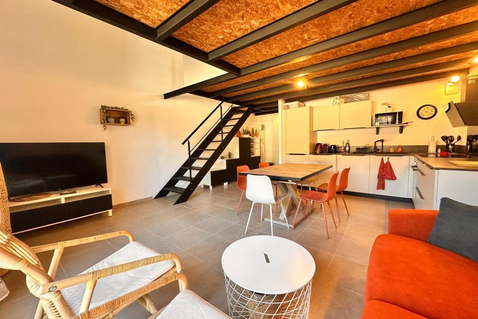 Communal lounge/ TV room, TV and multimedia, Kitchen or kitchenette, Living room, Seating area, Dining area, stove