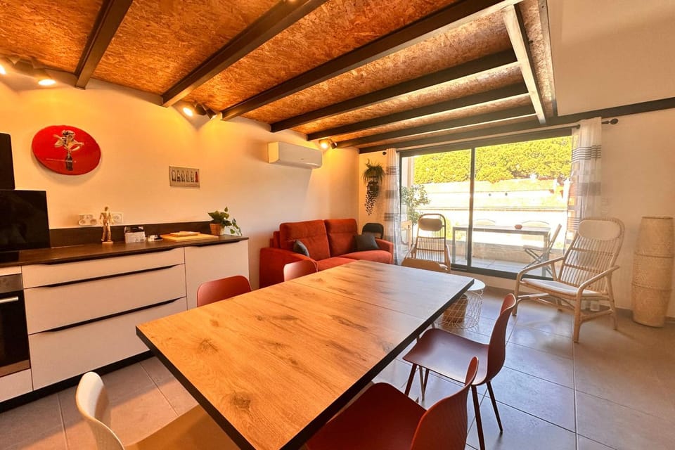 Kitchen or kitchenette, Living room, Seating area, stove
