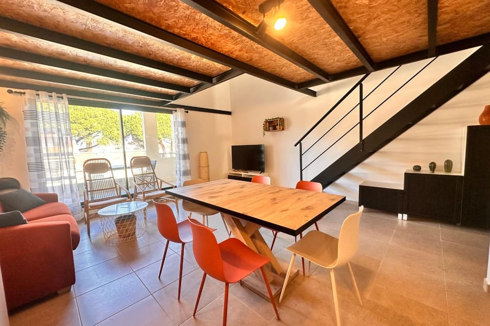 Communal lounge/ TV room, Living room, Seating area