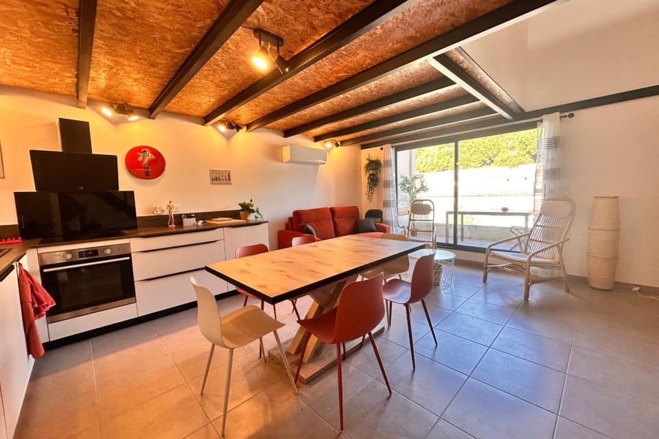 Kitchen or kitchenette, Living room, Seating area, Dining area, oven, stove