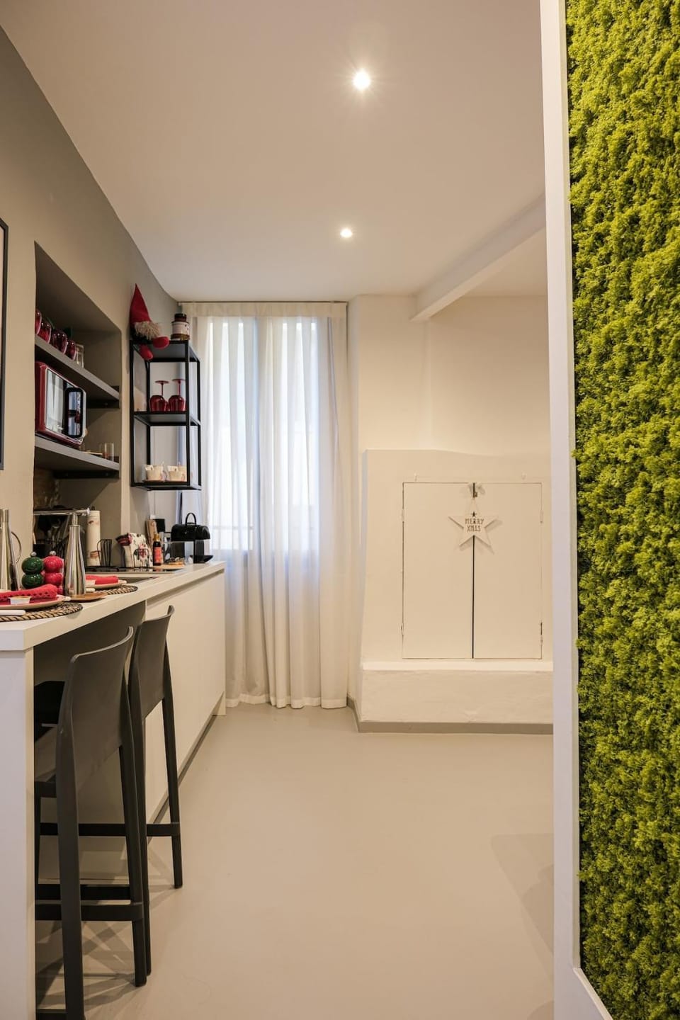 Kitchen or kitchenette, minibar
