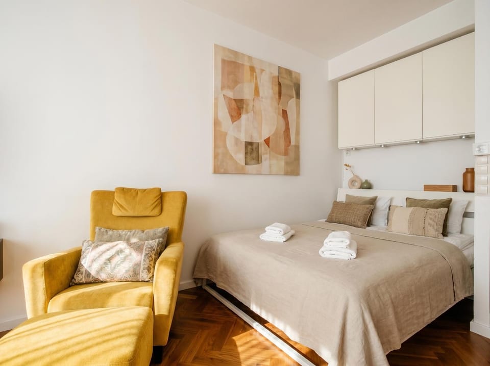 Bed, Seating area, Bedroom