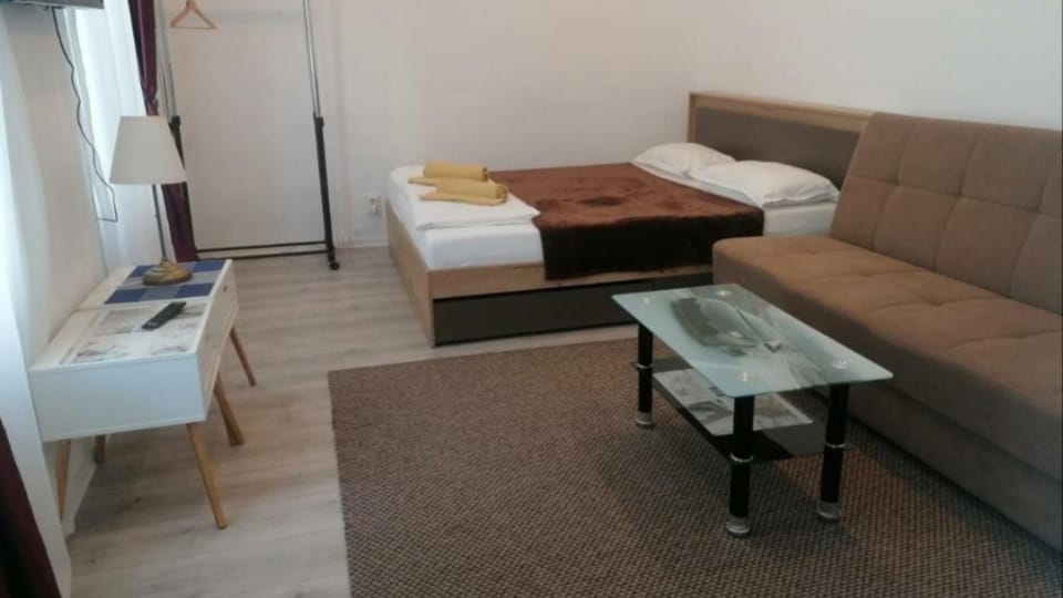 Bed, TV and multimedia, Bedroom