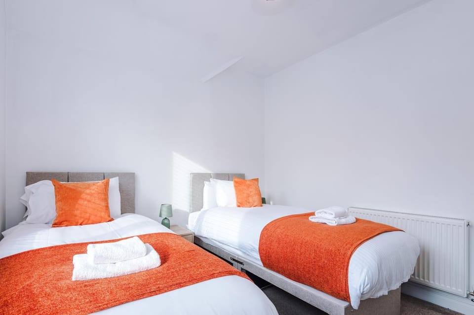 Bed, Photo of the whole room, Bedroom, heating, towels, wardrobe