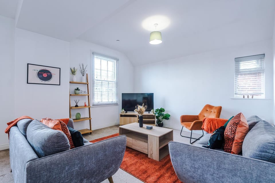 TV and multimedia, Living room, Seating area, Evening entertainment