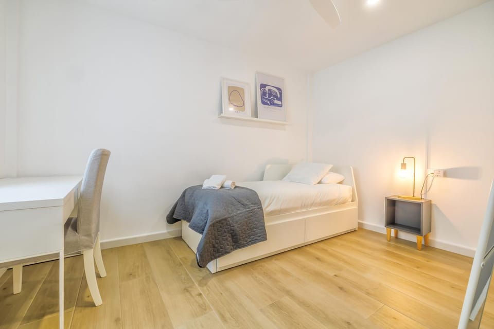 Bed, Bedroom, heating, towels, air conditioner