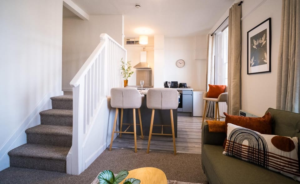 Kitchen or kitchenette, Living room, Seating area, Dining area