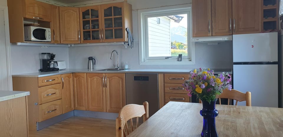 Coffee/tea facilities, Kitchen or kitchenette, dishwasher, microwave, toaster