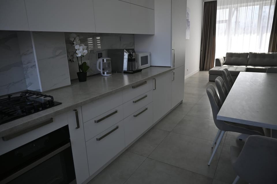 Coffee/tea facilities, Kitchen or kitchenette, Dining area, stove