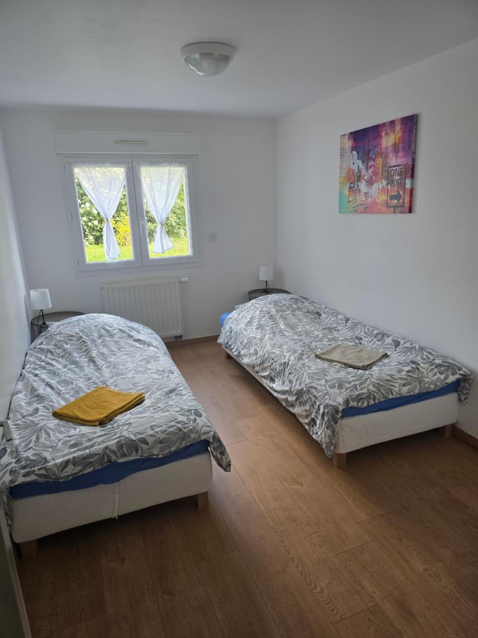 Bed, Photo of the whole room, Bedroom, towels