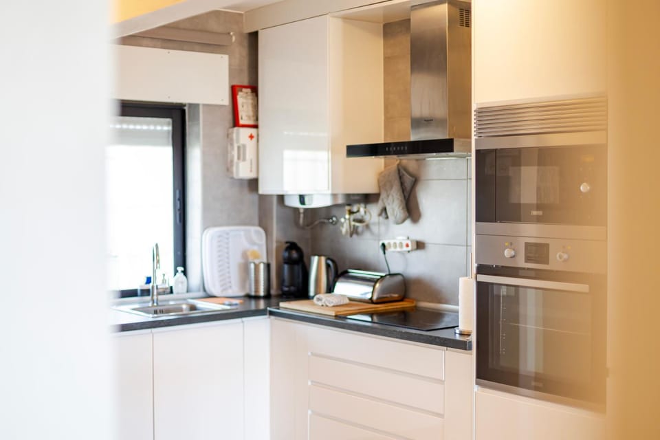 Coffee/tea facilities, Kitchen or kitchenette, dishwasher, stove, toaster