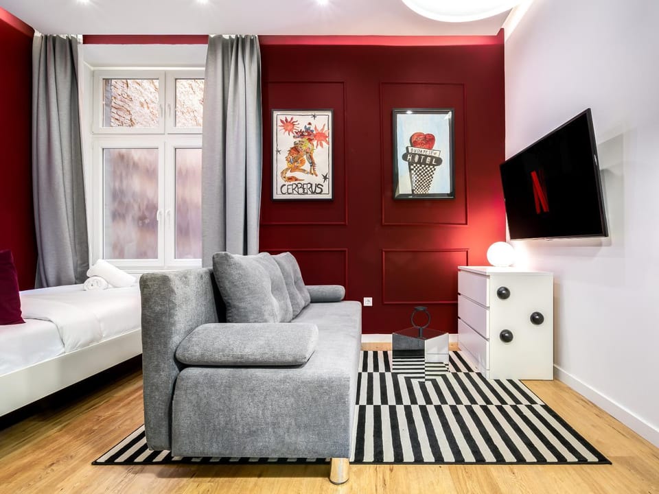 Communal lounge/ TV room, Bed, TV and multimedia, Living room, Seating area, Evening entertainment, Bedroom