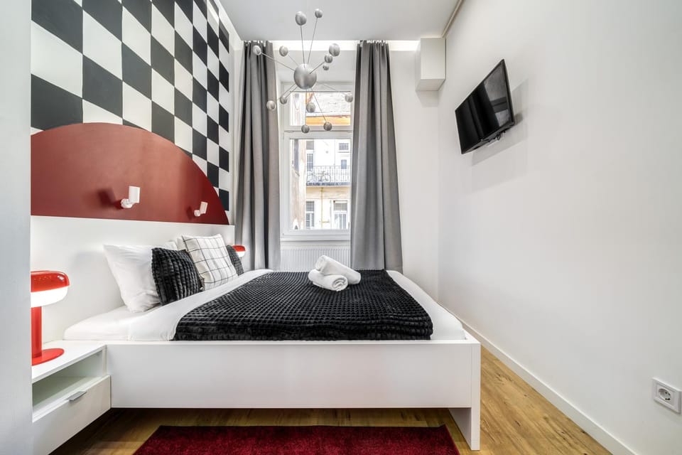 Bed, TV and multimedia, View (from property/room), Photo of the whole room, Decorative detail, Bedroom, Inner courtyard view, soundproof, towels, trouser press, wardrobe, air conditioner