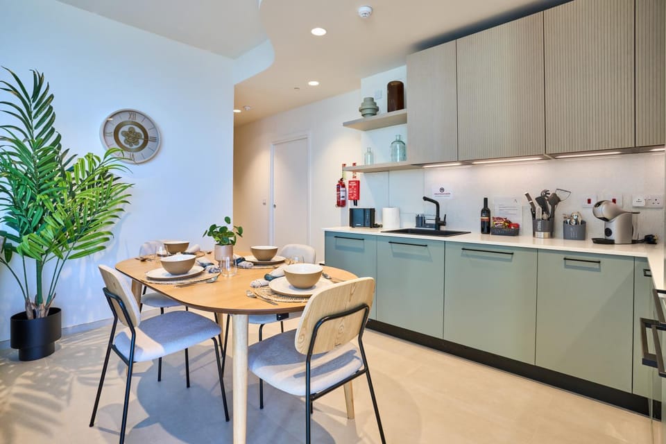 Coffee/tea facilities, Kitchen or kitchenette, Seating area, Dining area, stove, toaster