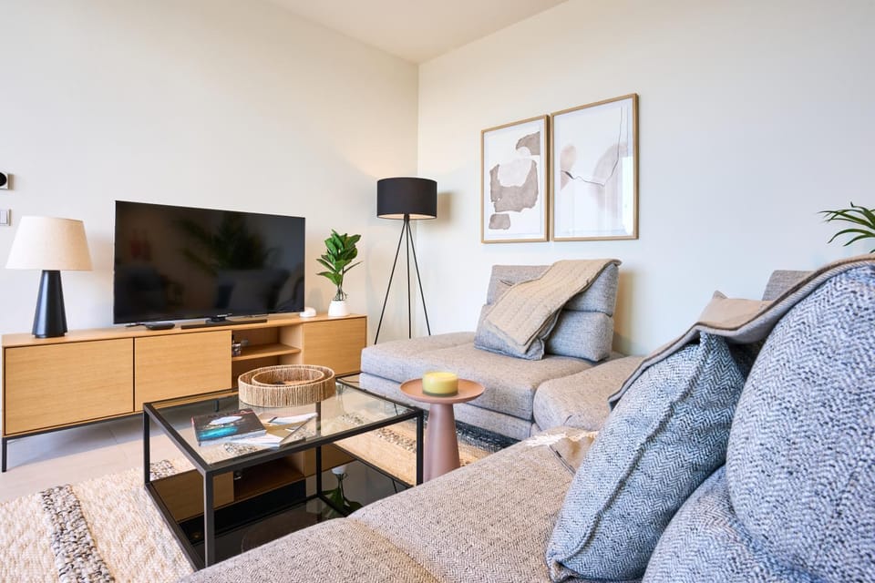 TV and multimedia, Living room, Seating area, Evening entertainment