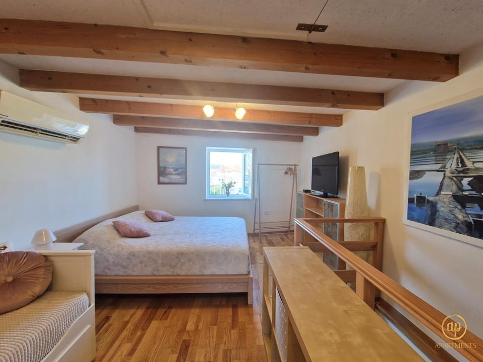 Bed, TV and multimedia, Bedroom