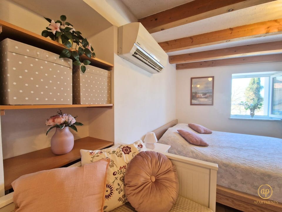 Bed, Photo of the whole room, Seating area, Bedroom, air conditioner