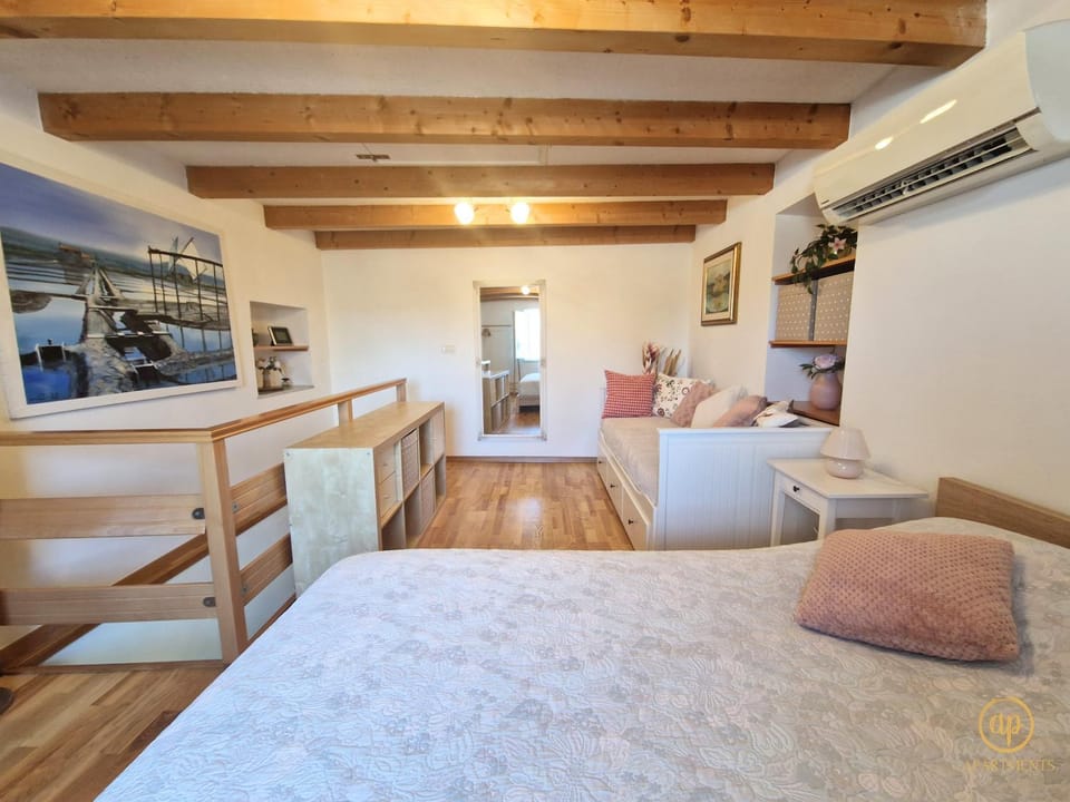 Bed, Photo of the whole room, Bedroom, air conditioner