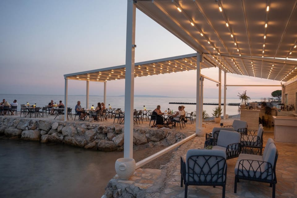 Restaurant/places to eat, Seating area