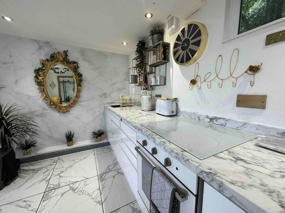 Private Hot Tub Studio with Garden Near Coast & Woodland House in Torquay
