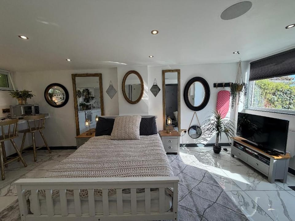 Private Hot Tub Studio with Garden Near Coast & Woodland House in Torquay