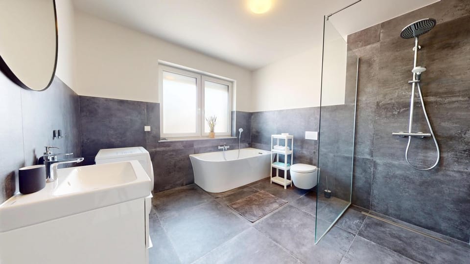 Shower, Toilet, Bathroom, Bath, towels