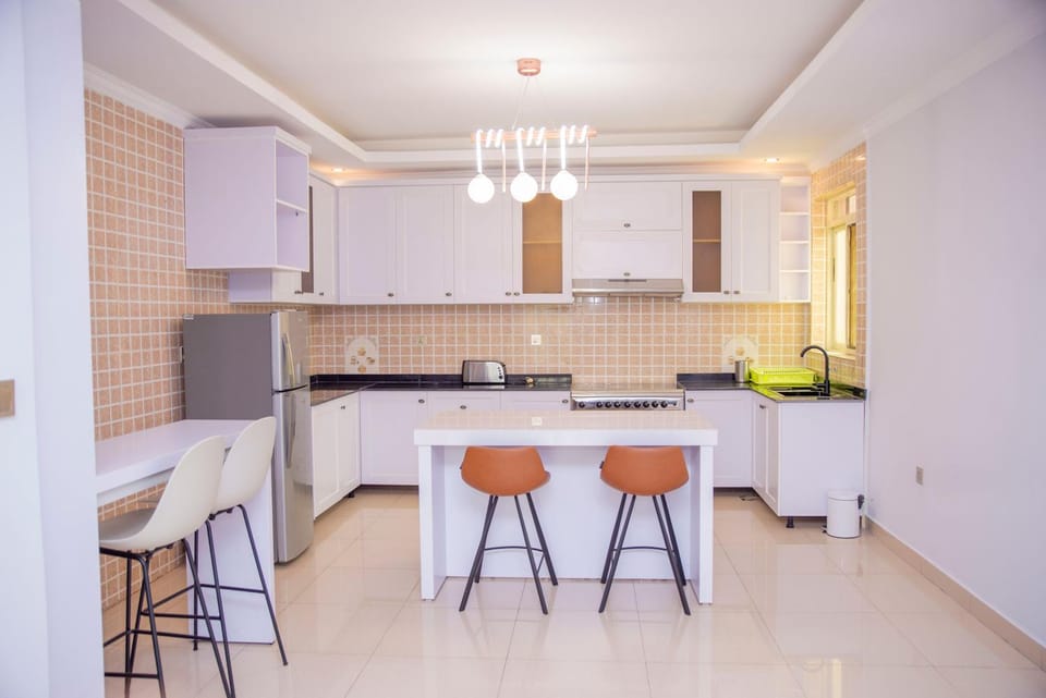 Kitchen or kitchenette, minibar
