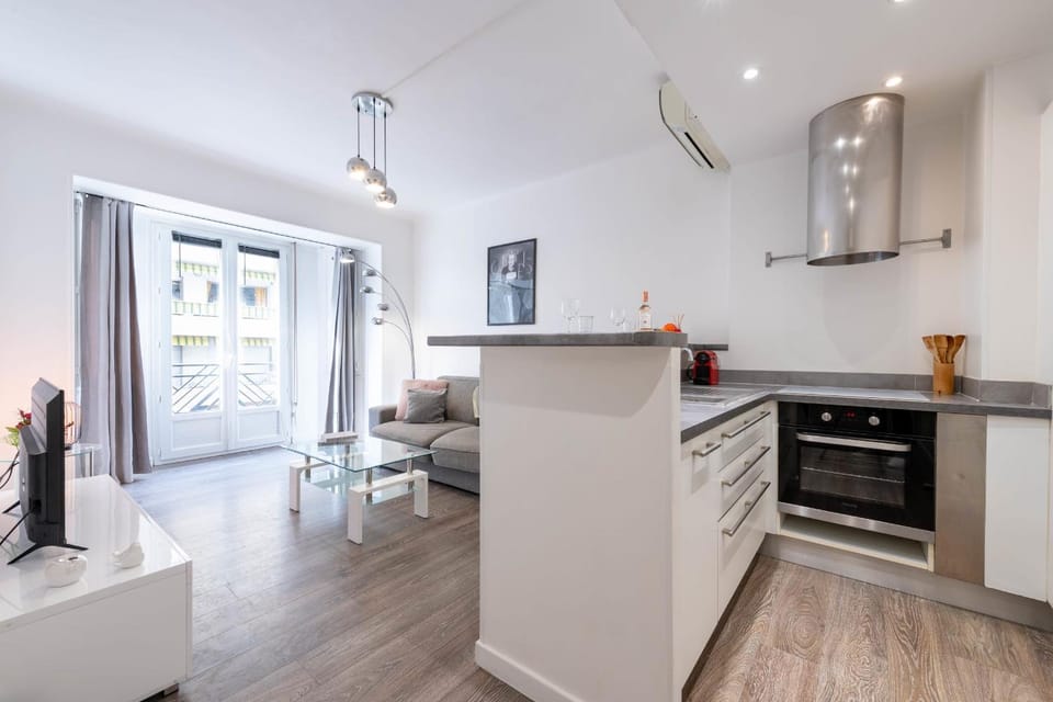 Kitchen or kitchenette, oven, stove