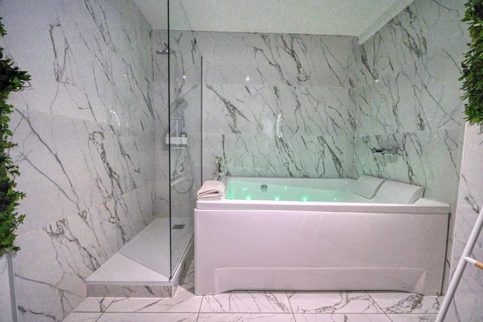 LA SECRET ROOM - suite de luxe avec jacuzzi Apartment in Provence